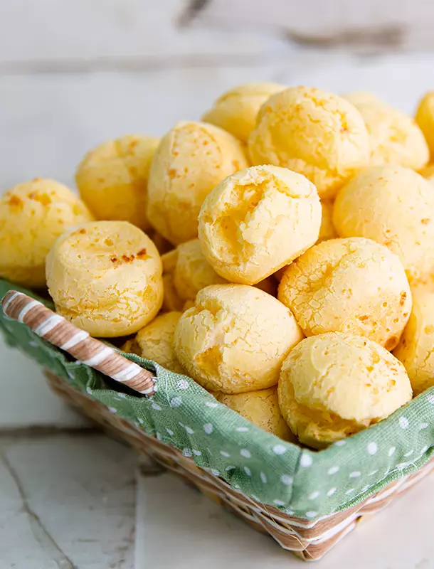 cesta com pão de queijo